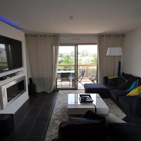 6 Personnes Avec Terrasse Et Piscine Quartier Fabron A Apartment