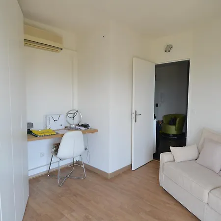 Apartment 6 Personnes Avec Terrasse Et Piscine Quartier Fabron A Nice