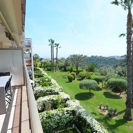 6 Personnes Avec Terrasse Et Piscine Quartier Fabron A Apartment *
